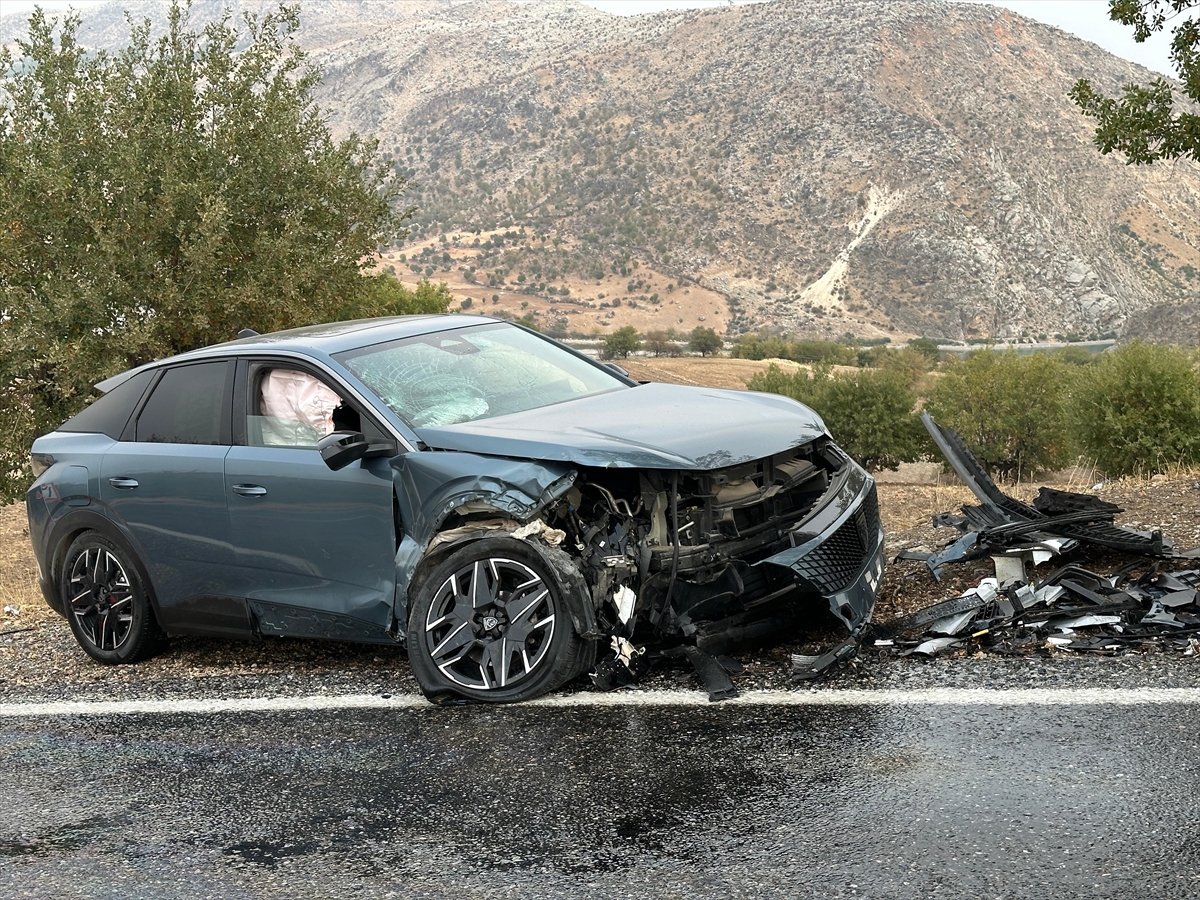 Adıyaman'da Iki Otomobilin Çarpıştığı Kazada 9 Kişi Yaralandı 3