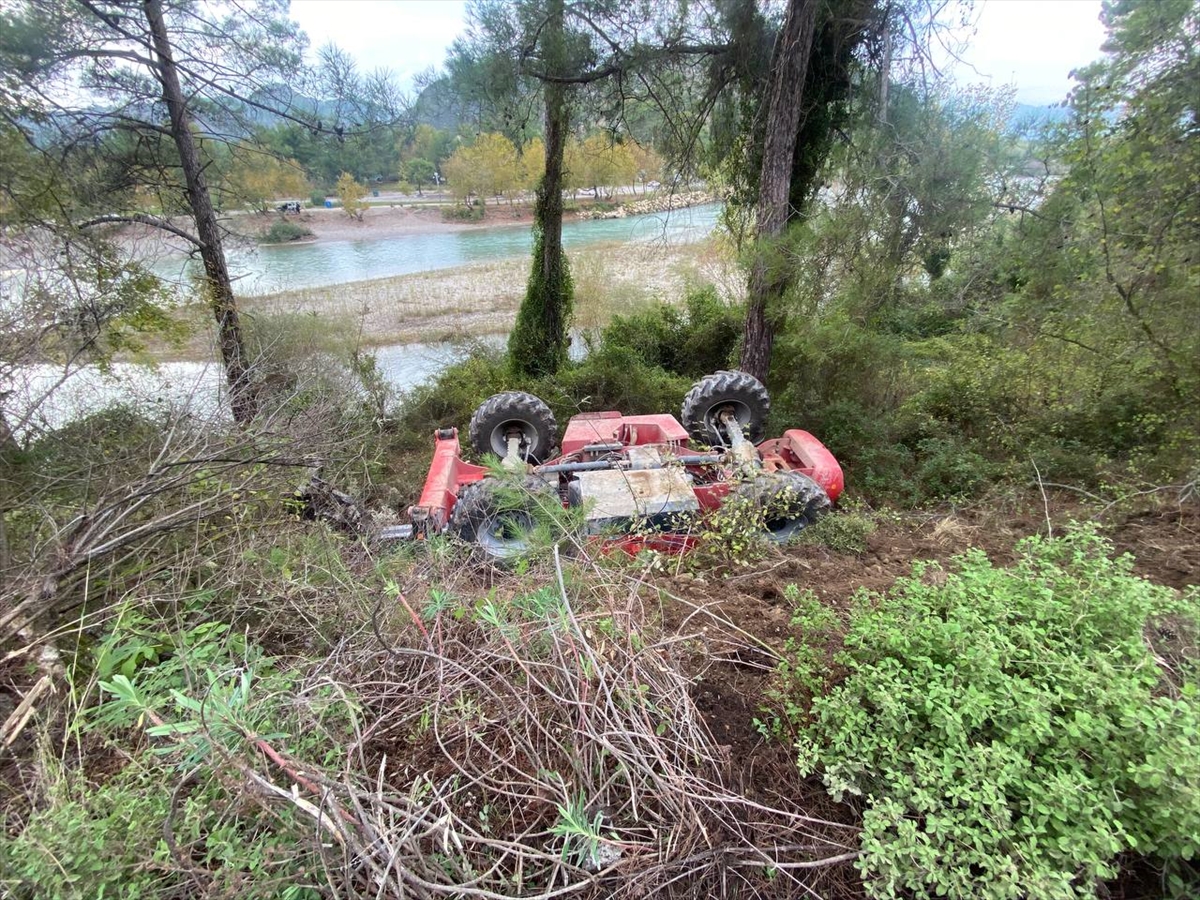 Antalya'da Şarampole Devrilen Iş Makinesinin Operatörü Yaralandı 3