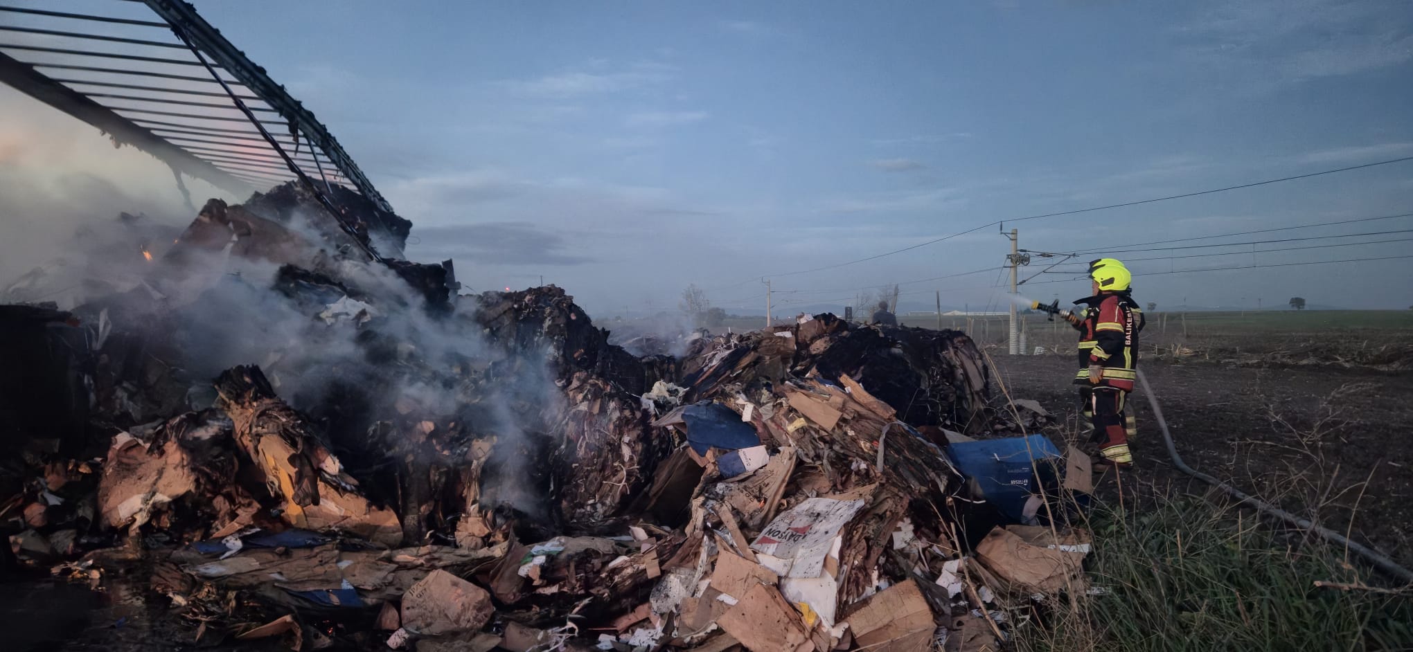 Balıkesir'de Seyir Halindeki Karton Yüklü Tır3