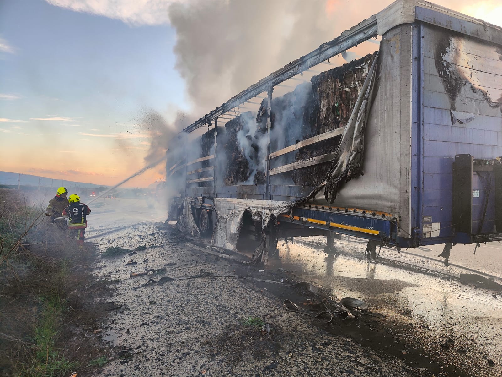 Balıkesir'de Seyir Halindeki Karton Yüklü Tır4