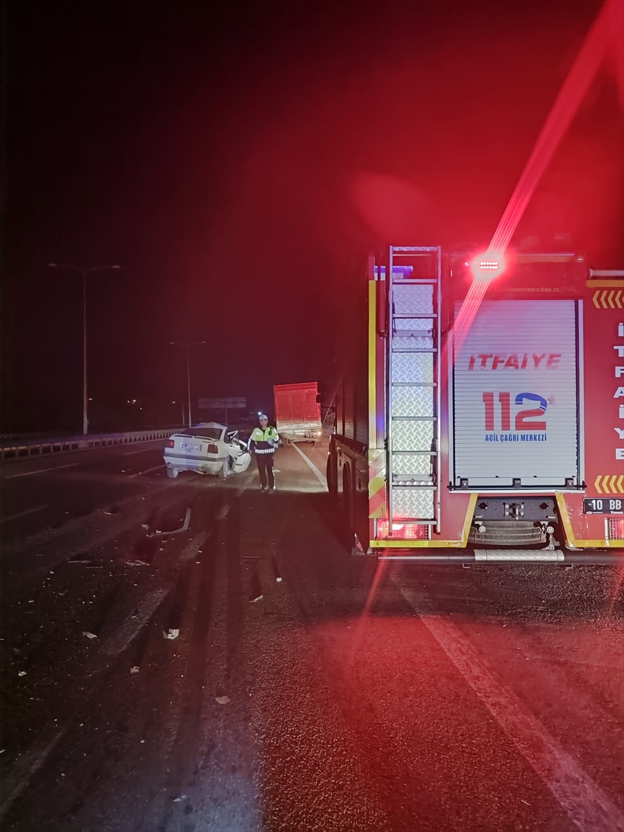 Balıkesir'de Tıra Çarpan Otomobilin Sürücüsü Öldü 2