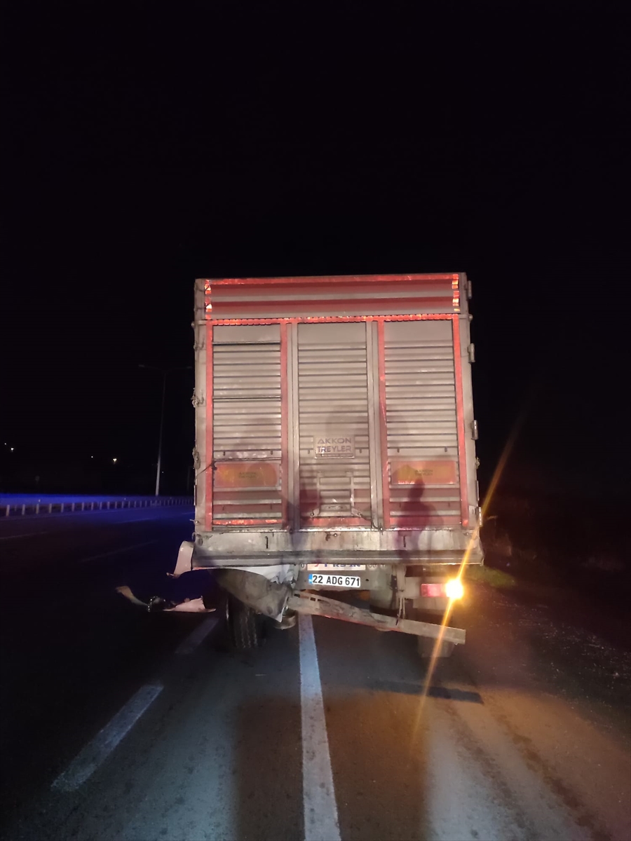 Balıkesir'de Tıra Çarpan Otomobilin Sürücüsü Öldü 3
