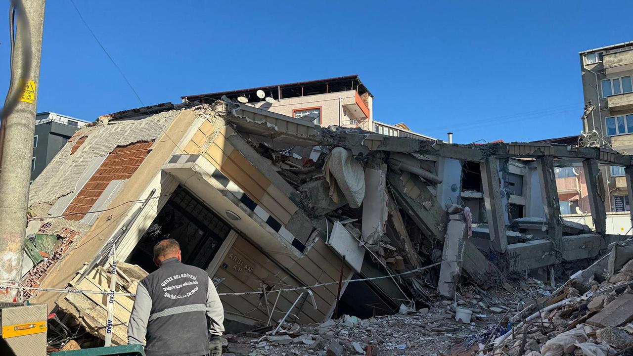 Gebze Yikilan Bina Aa 2412664