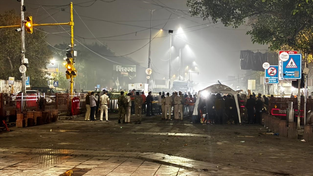 Hindistan'ın Başkenti Yeni Delhi'de Bir Araçta Meydana Gelen Patlamaaa 20251110 39674135 39674127 Hindistanin Baskenti Yeni Delhide Bir Aracta Meydana Gelen Patlamada 8 Kisi Hayatini Kaybetti