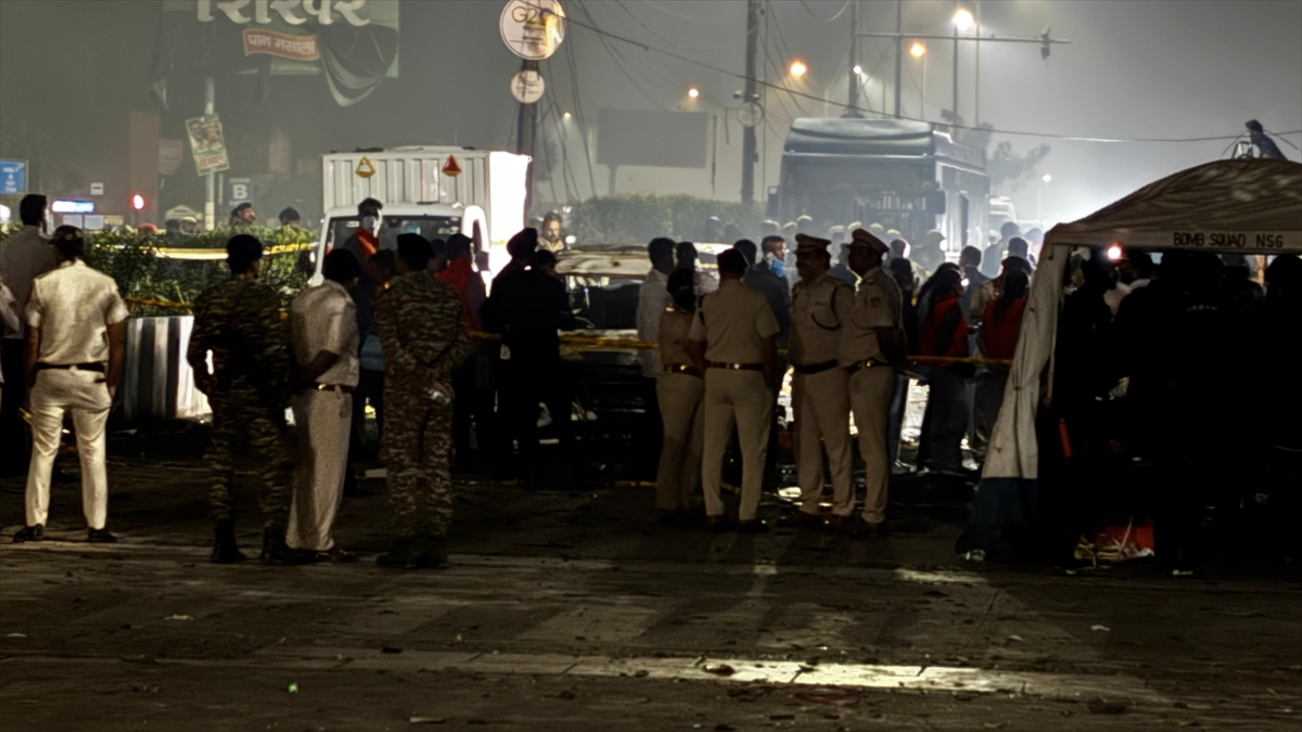 Hindistan'ın Başkenti Yeni Delhi'de Bir Araçta Meydana Gelen Patlamaaa 20251110 39674135 39674128 Hindistanin Baskenti Yeni Delhide Bir Aracta Meydana Gelen Patlamada 8 Kisi Hayatini Kaybetti