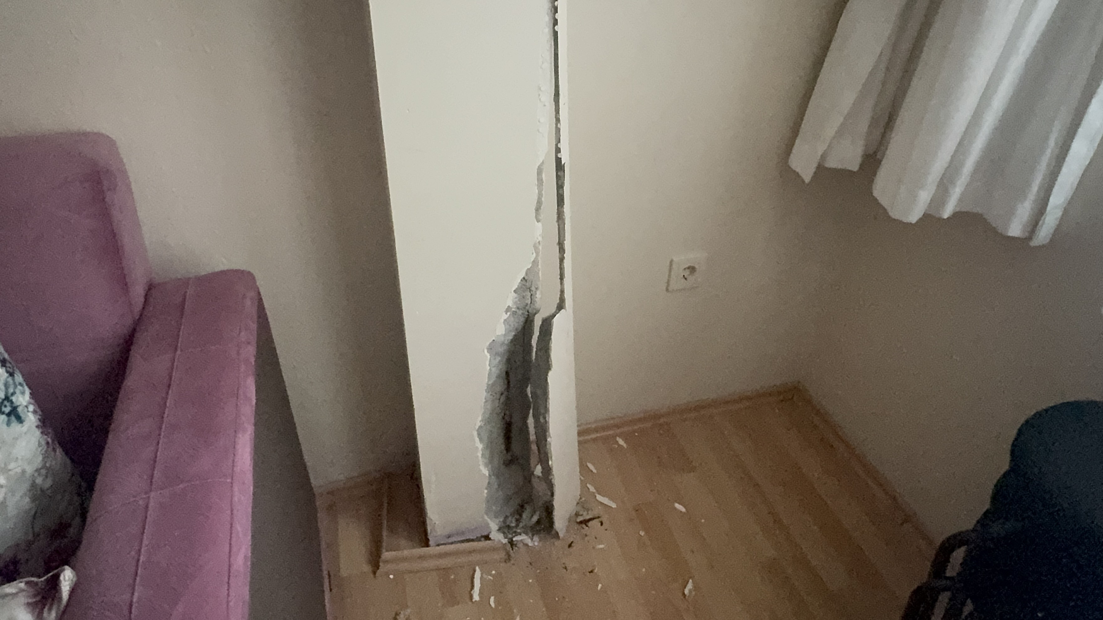 Kocaeli'de Kolonları Çatlayan Bir Bina2