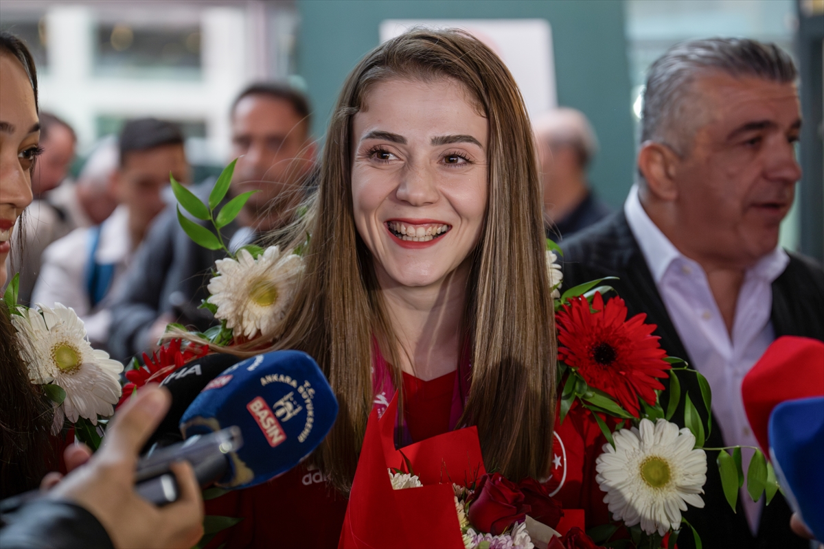 Çiçeklerle karşılandılar