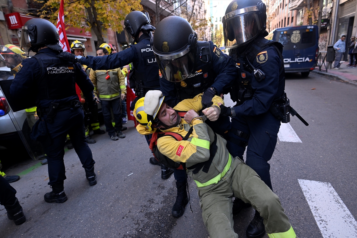 Orman itfaiyecilerinin gösterisine polis müdahale etti!