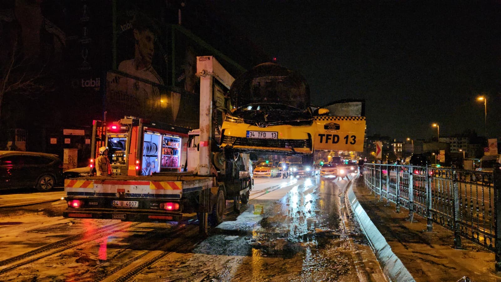 Beyoğlu’nda Seyir Halindeki Ticari Taksi Alev Alev Yandı 2