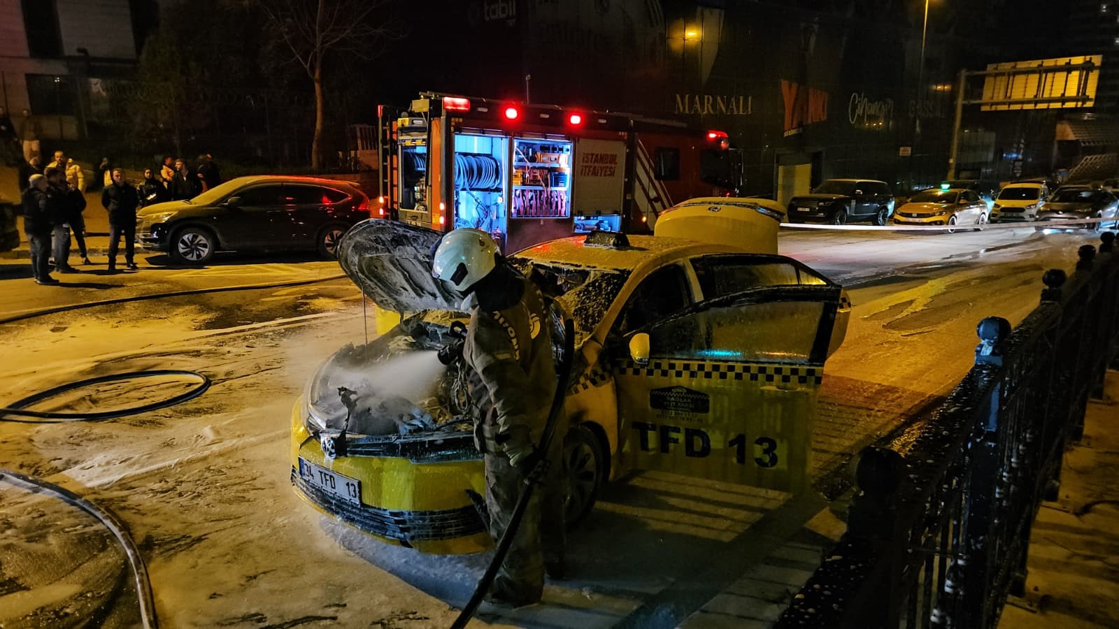 Beyoğlu’nda Seyir Halindeki Ticari Taksi Alev Alev Yandı 3