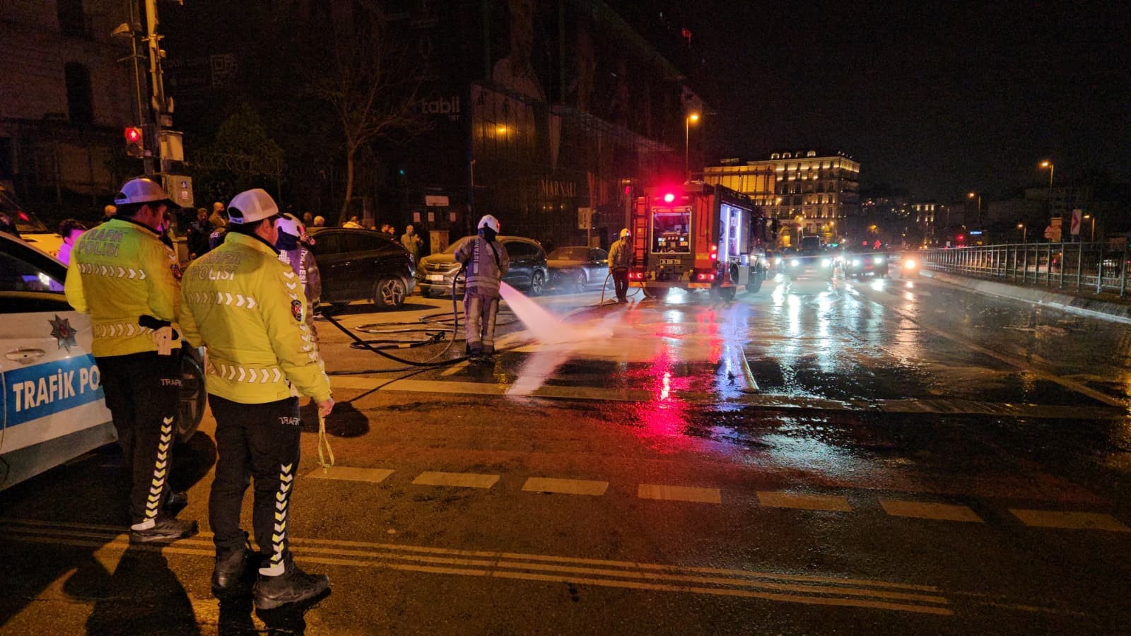 Beyoğlu’nda Seyir Halindeki Ticari Taksi Alev Alev Yandı 5