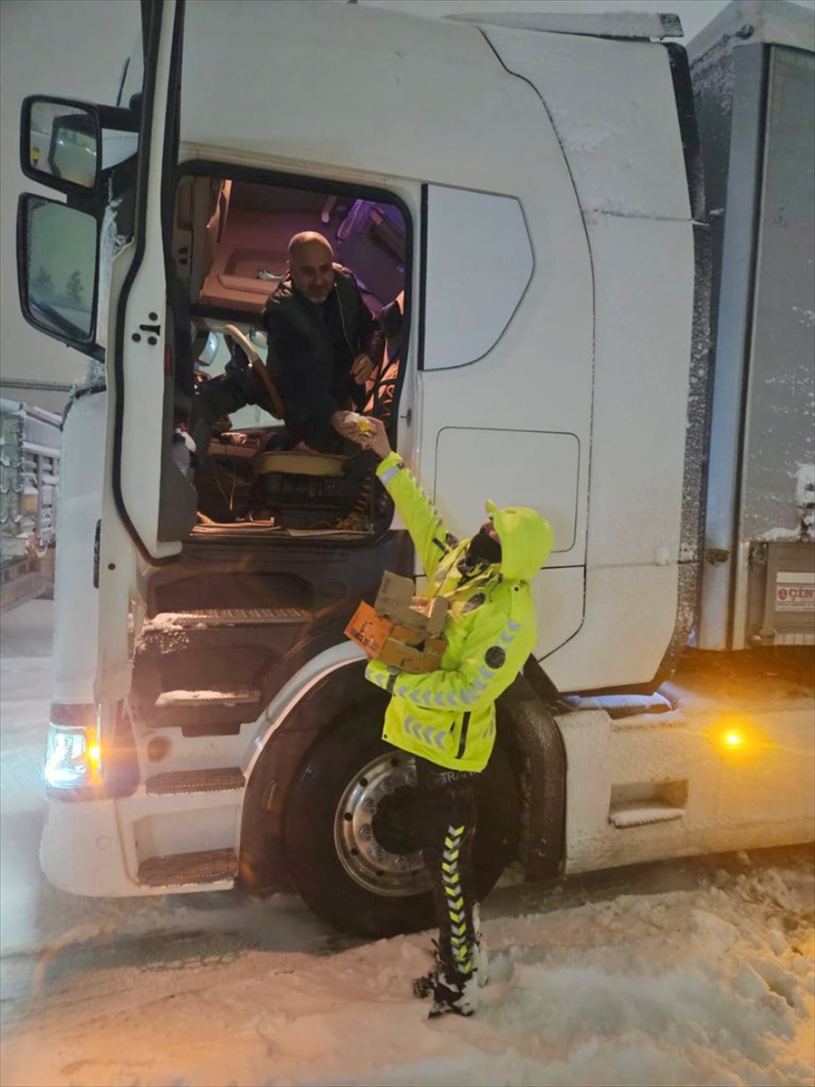 Bitlis'te Kar Nedeniyle Yolda Kalan Sürücüler1