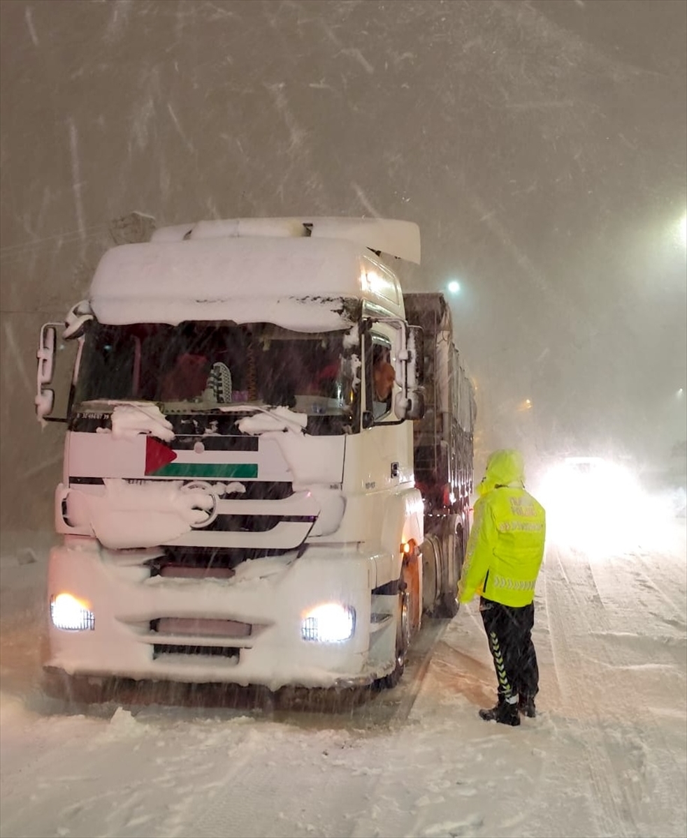 Bitlis'te Kar Nedeniyle Yolda Kalan Sürücüler3