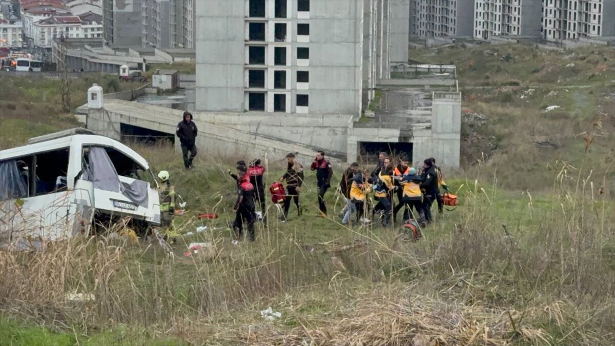 Esenyurt'ta Servis Midibüsü Devrildi 1