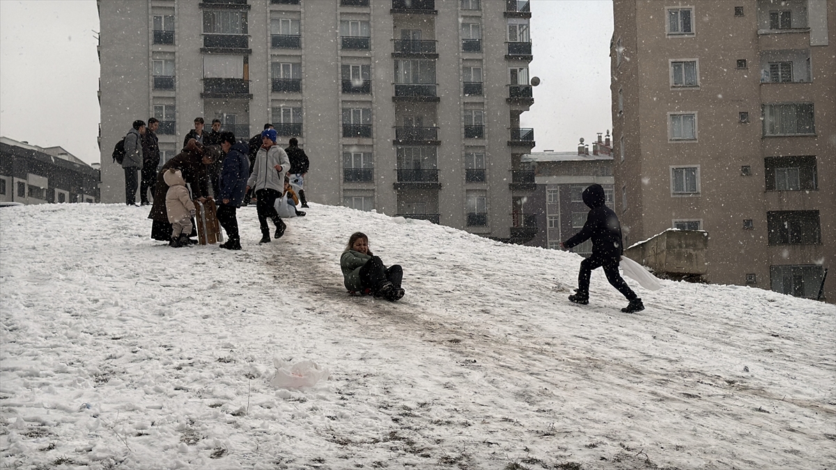 "Kar yağışının tadını yine çocuklar çıkardı" başlığının zamanı