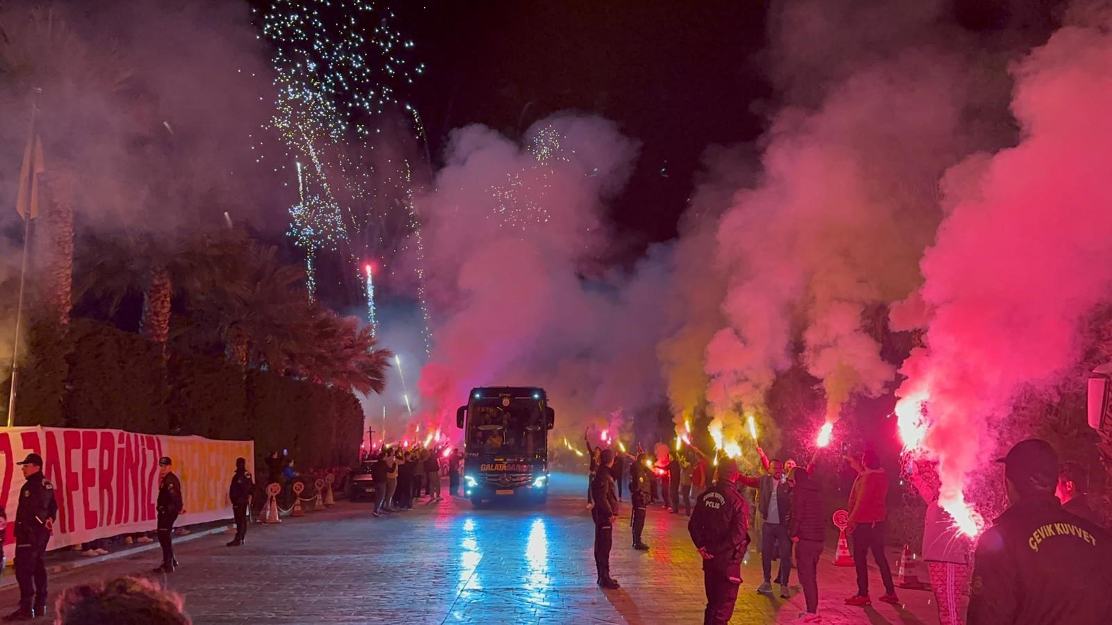 Galatasaray'a Antalya'da sürpriz karşılama