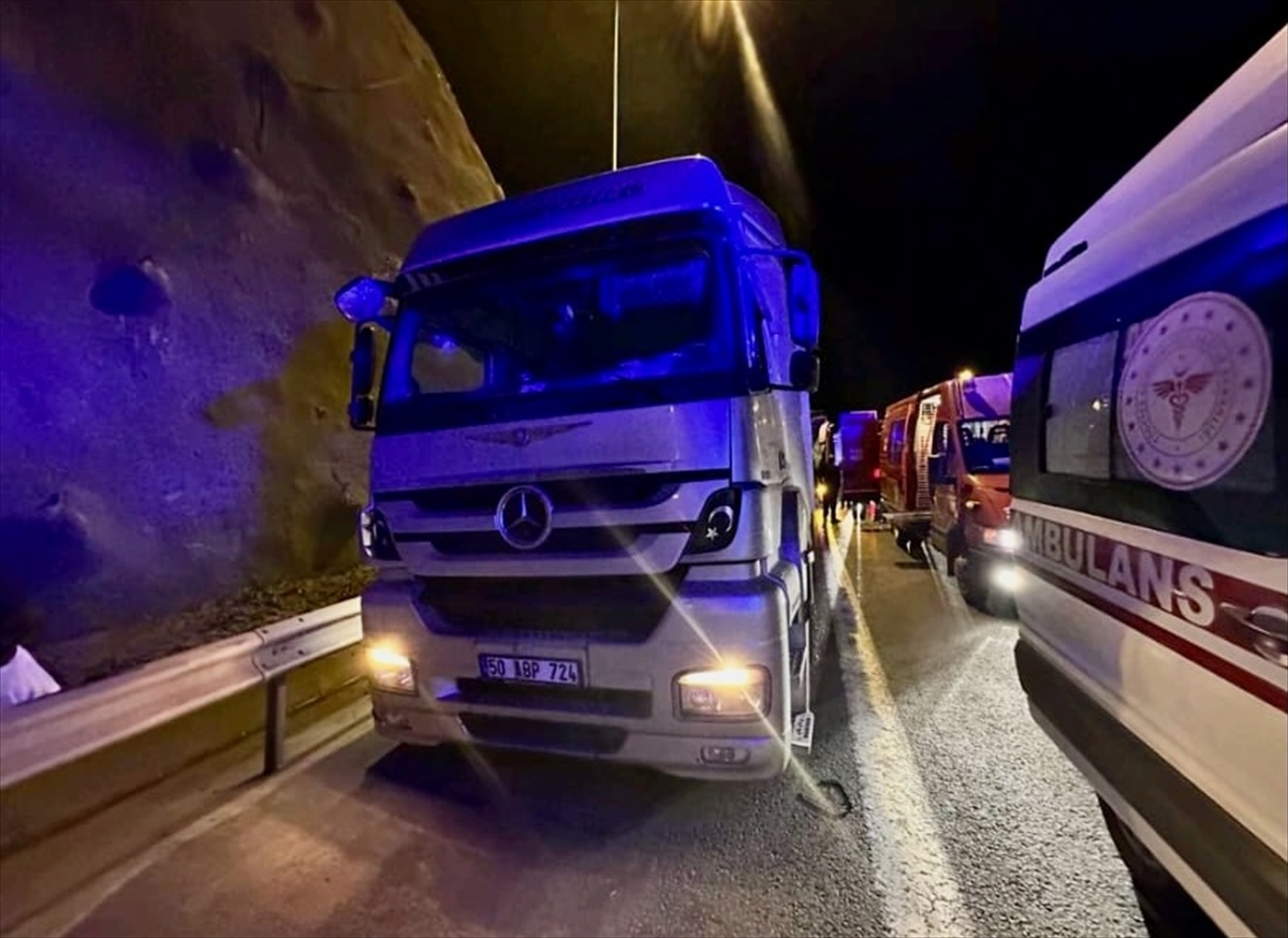 Aa 20260129 40397134 40397133 Anadolu Otoyolunda Tirla Carpisan Yolcu Otobusundeki 1 Kisi Oldu 3 Kisi Yaralandi (1)