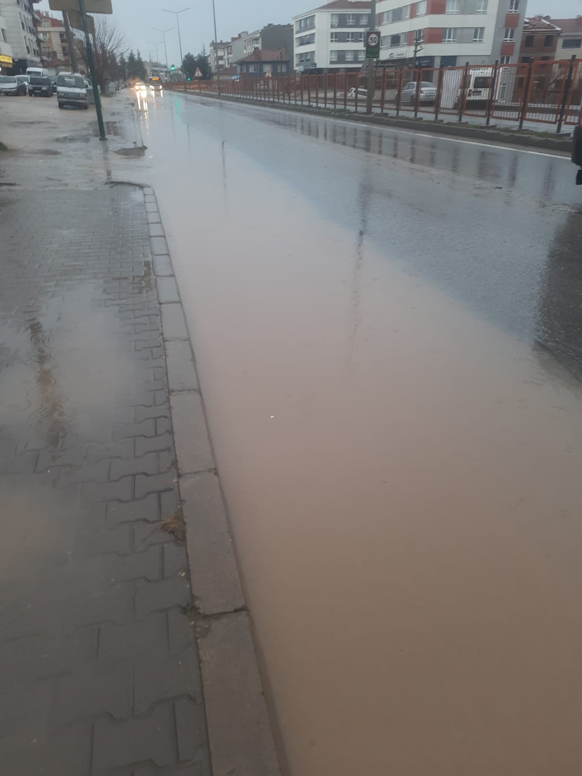 Eskişehir’de Sağanak Yolları Göle Çevirdi 3