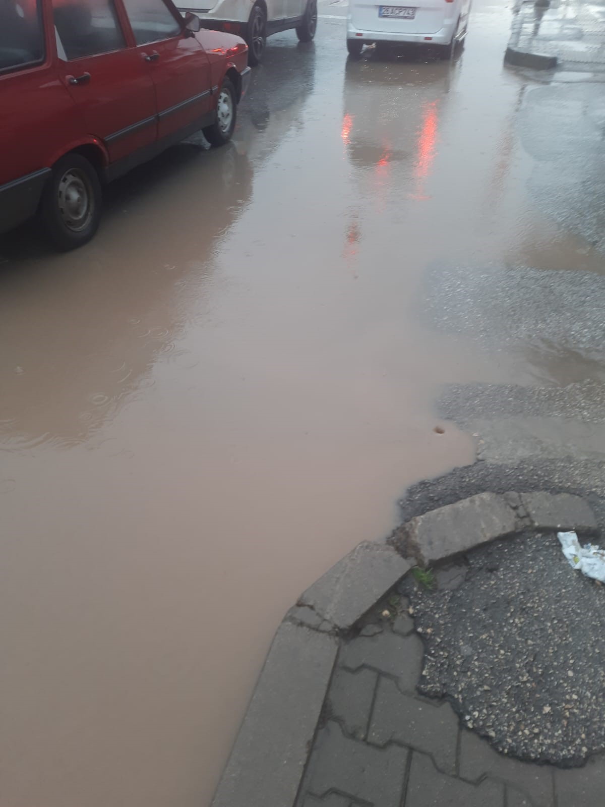 Eskişehir’de Sağanak Yolları Göle Çevirdi 4