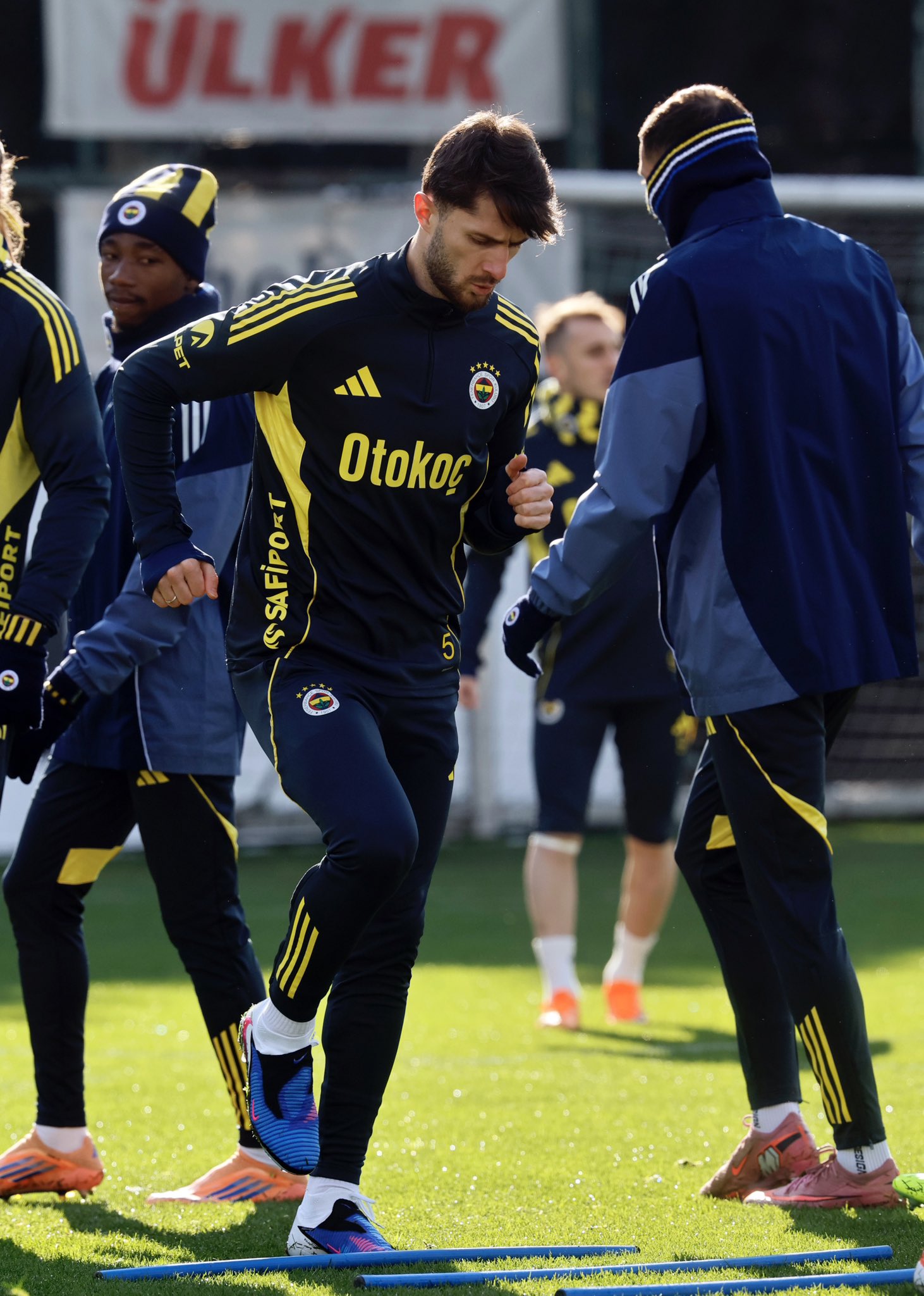 G Icj1 B X U A A C Rp Q