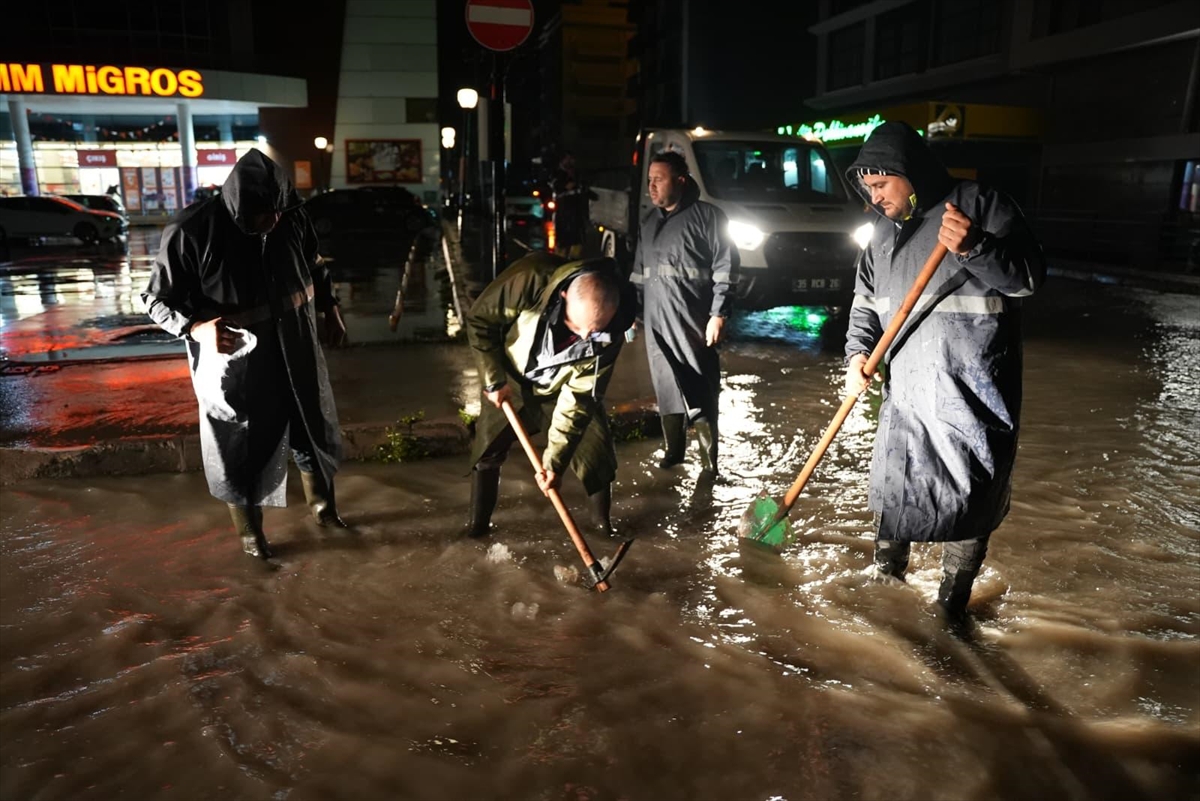 İzmir'de Kuvvetli Fırtına Ve Sağanak Hayatı Olumsuz Etkiledi 2