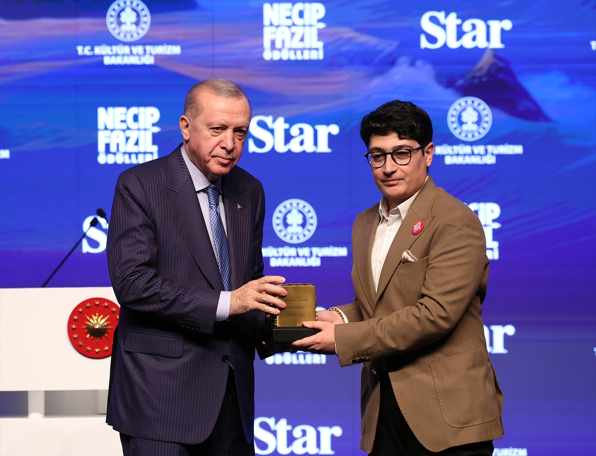 Necip Fazıl A A 20260109 40210420 40210413 C U M H U R B A S K A N I E R D O G A N 12 N E C I P F A Z I L O D U L L E R I T O R E N I N D E K O N U S T U