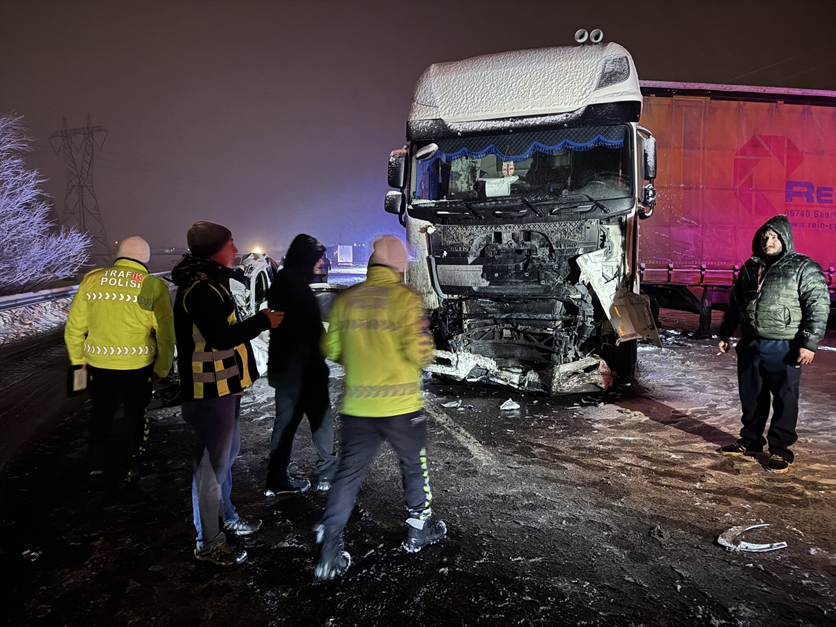 Erzurum'da Tır Ile Çarpışan Suv Tipi Araçtaki 4 Kişi Hayatını Kaybetti 1
