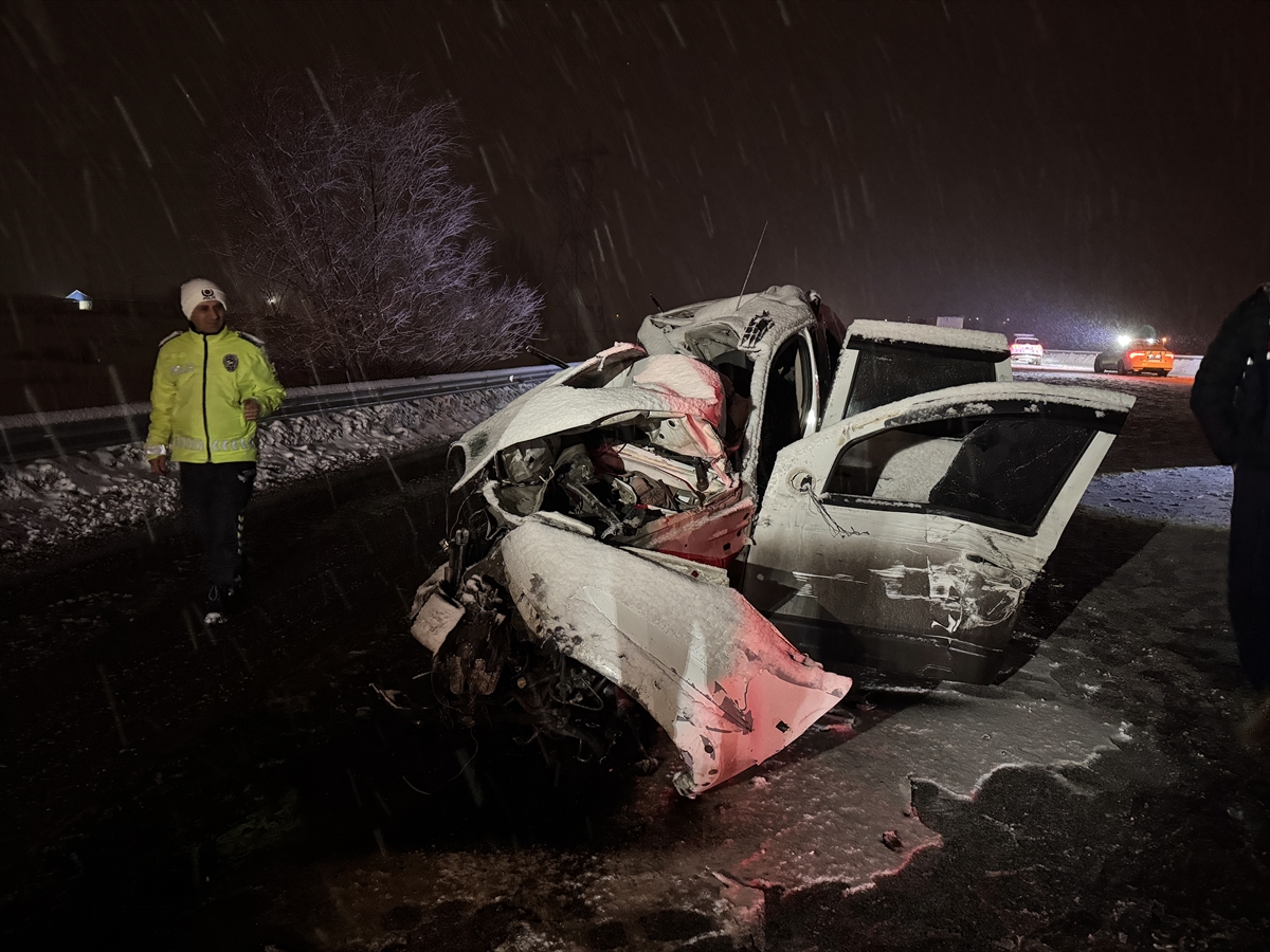 Erzurum'da Tır Ile Çarpışan Suv Tipi Araçtaki 4 Kişi Hayatını Kaybetti 2