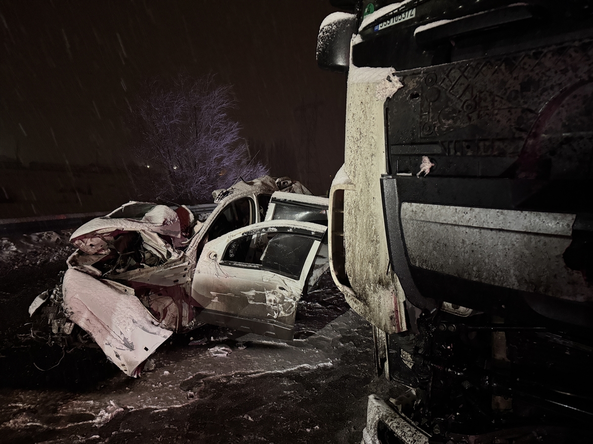 Erzurum'da Tır Ile Çarpışan Suv Tipi Araçtaki 4 Kişi Hayatını Kaybetti 4