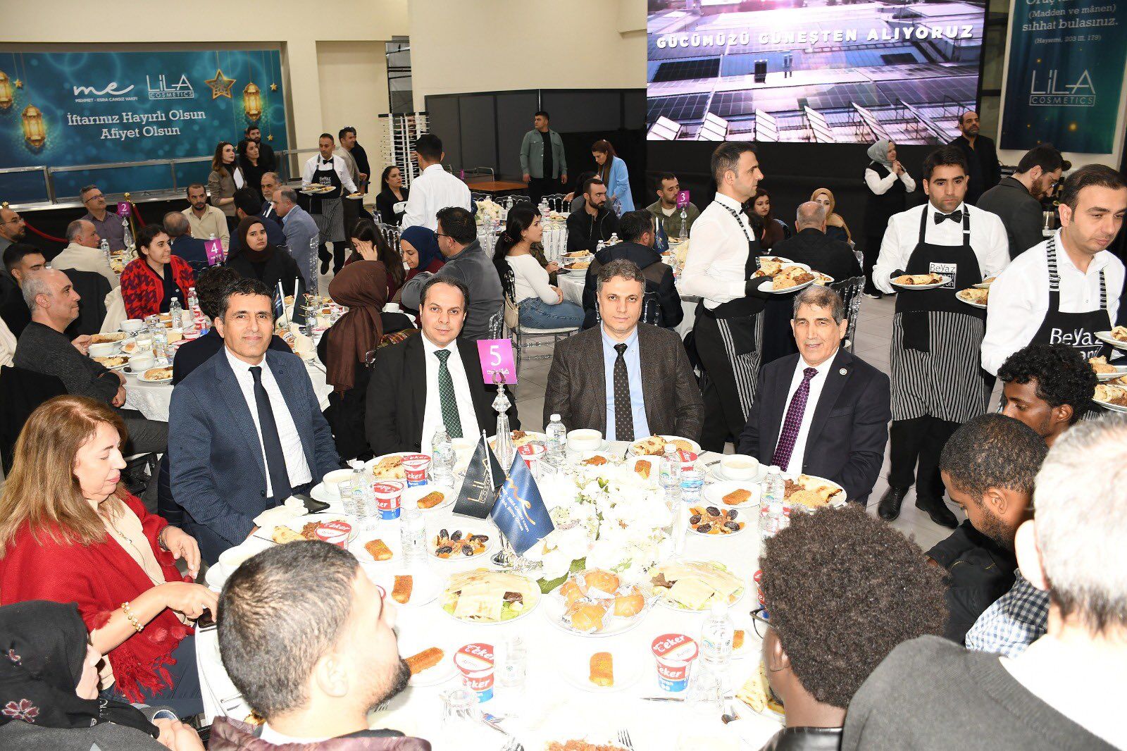 H C B Oq U I W U A Ejmf E