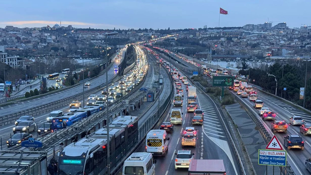 Istanbulda Trafik Kilit Yogunluk Yuzde 80E Cikti Lfca