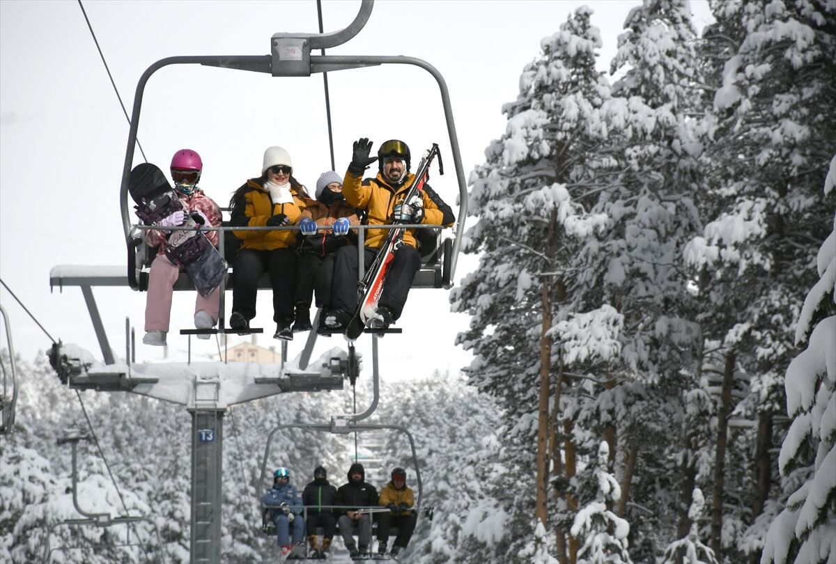Kars'ta martta kayak keyfi sürüyor!