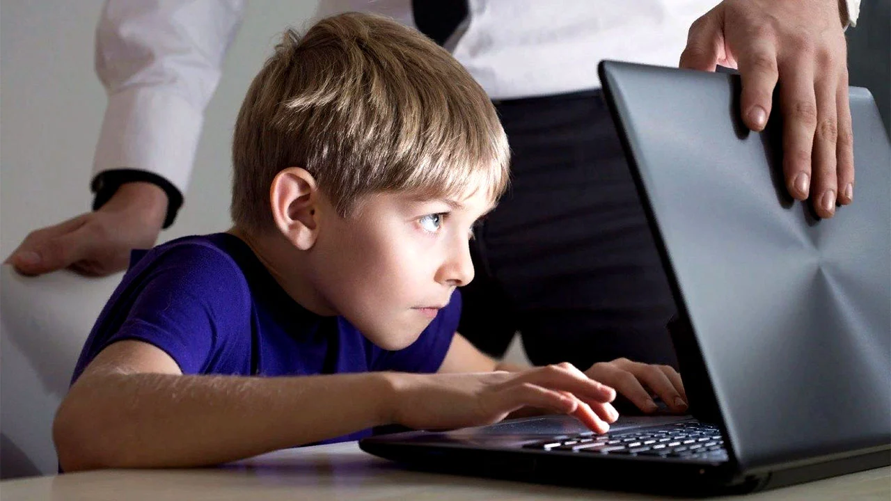 Bilgisayar Kullanan Cocuk