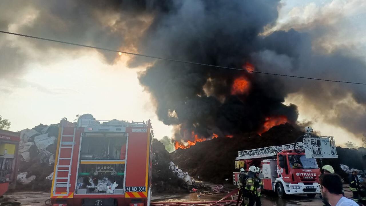 Kocaeli Fabrika Yangin Aa 2081803