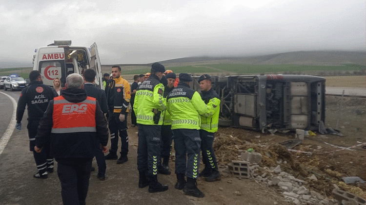 Yolcu otobüsü şarampole devrildi: Çok sayıda yaralı var!