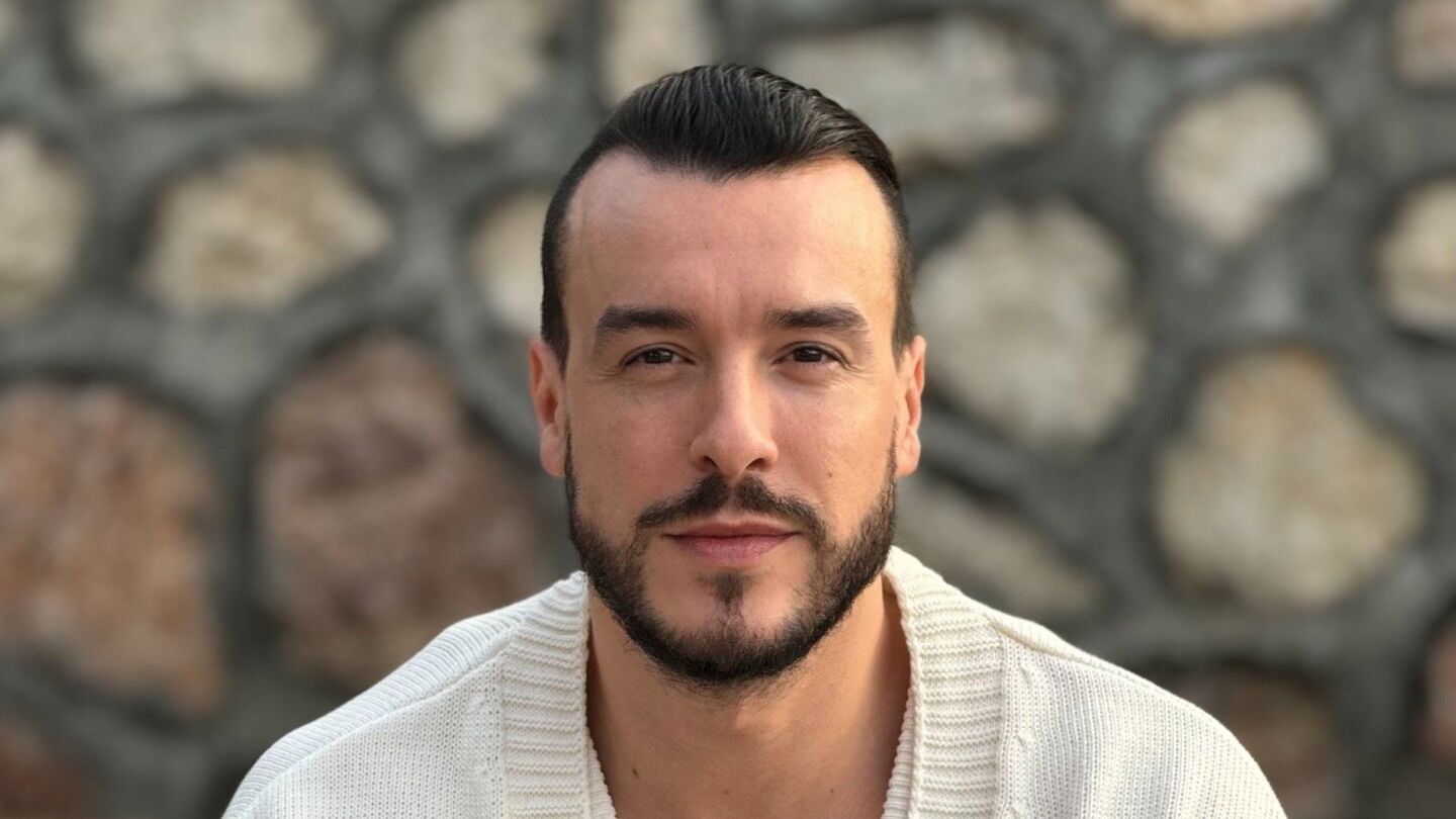 H Fq C J A W I A E F E K Q