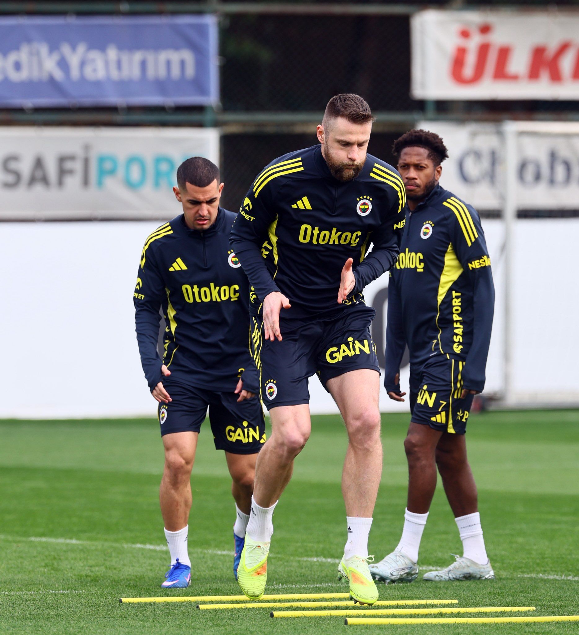 H G Cez9Q W Y A A U6 Tr