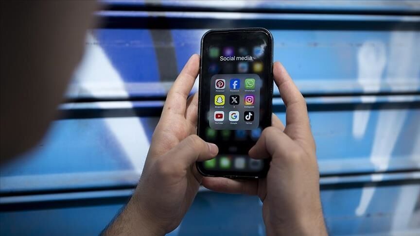 Thumbs B C Ef67C497F606E8E2029711B36F7A5004