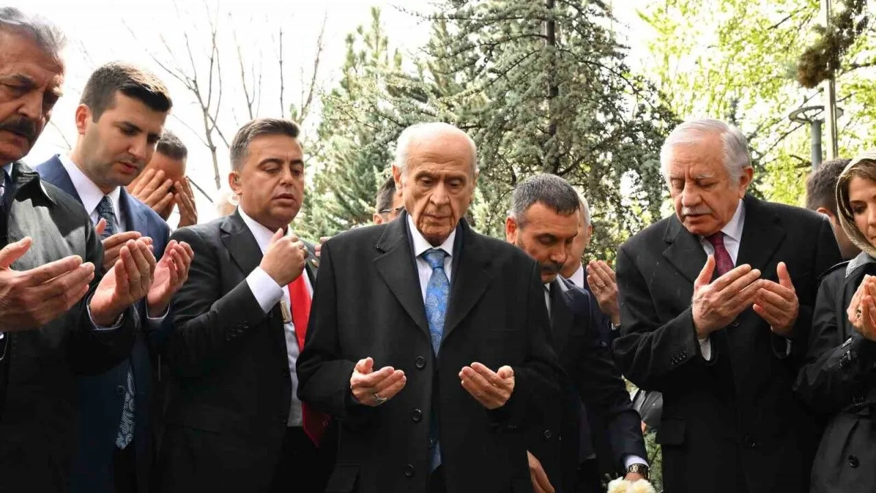 Mhp Genel Baskani Devlet Bahceli Turkesin Mezarini Ziyaret Etti