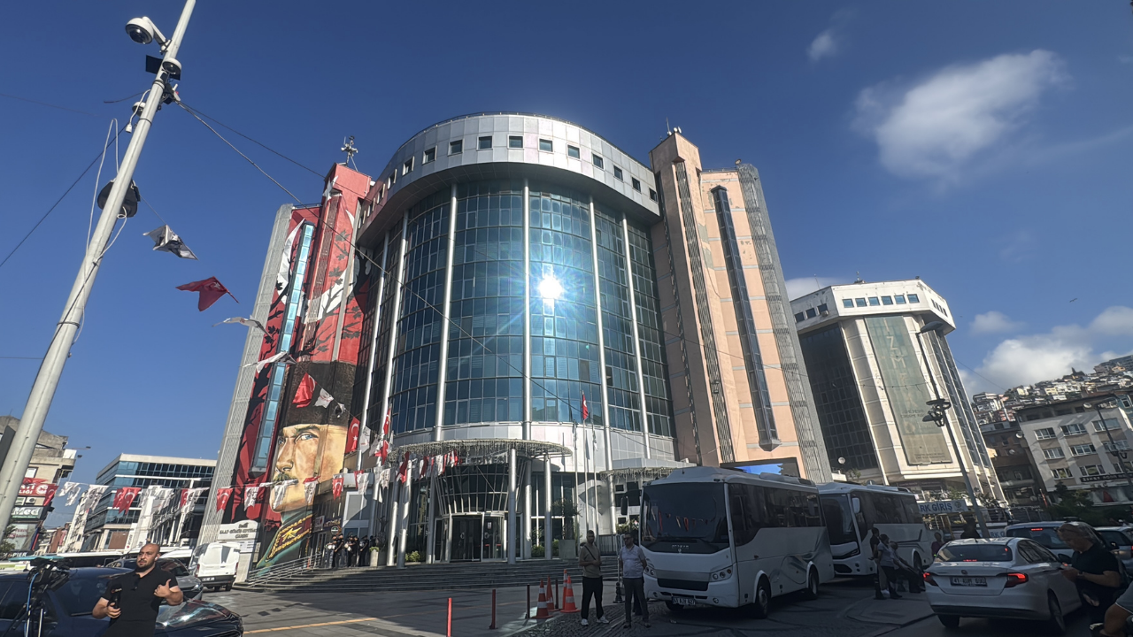 166883