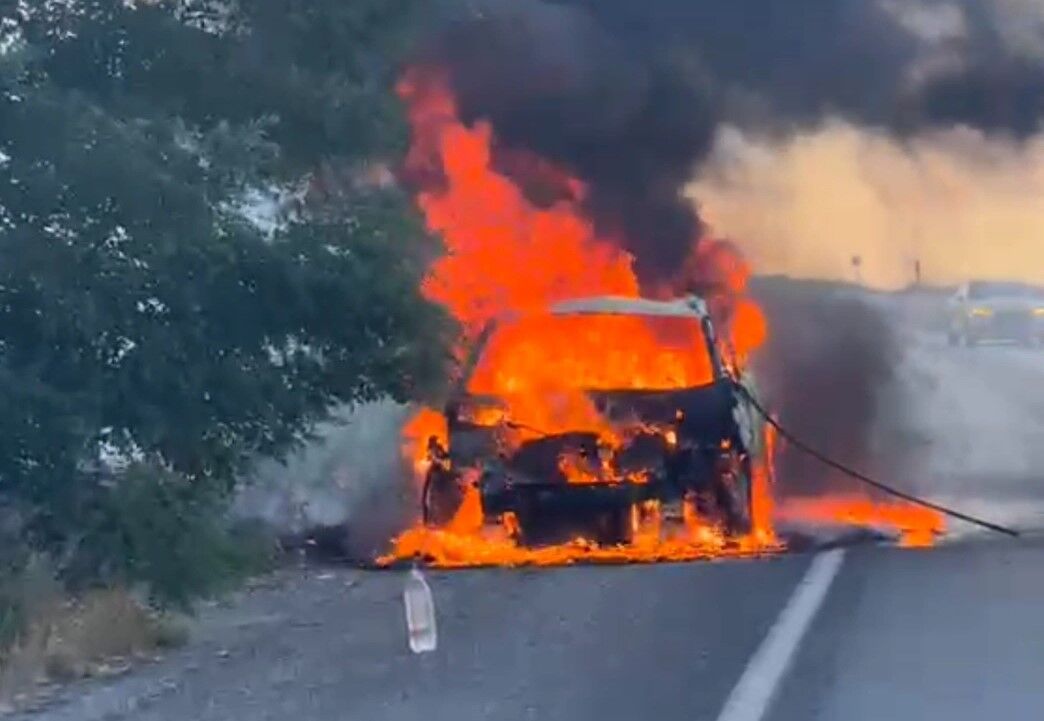 Van'da Seyir Halindeki Otomobil Alev Alev Yandı3