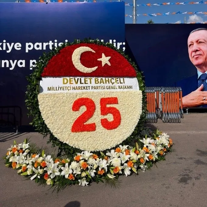 0X0 Mhp Lideri Bahceli Gelenegi Bozmadi Ak Partinin 25 Yilina Ozel Celenk 1786719025026