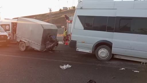 Malatyada Tarim Iscilerini Tasiyan Minibus Tira Carpti Yaralilar Var Mp D Raec L