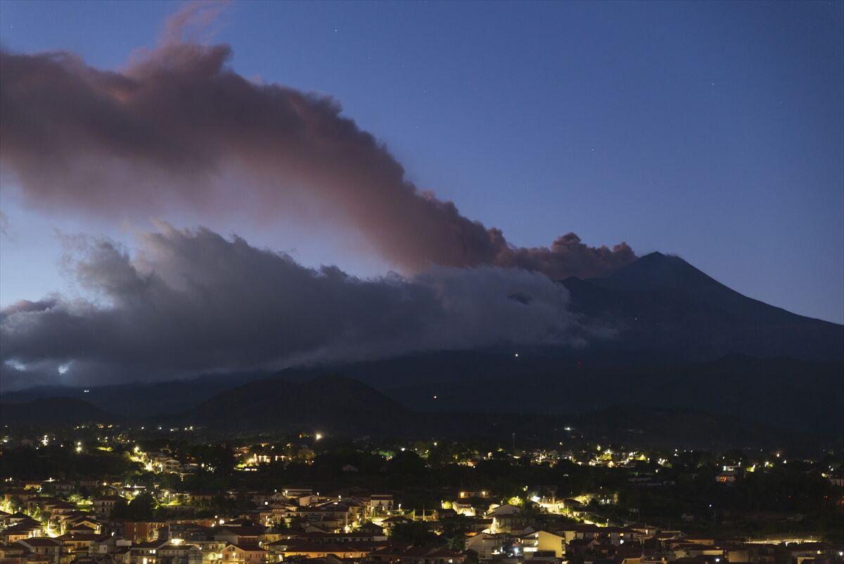 Etna Yanardağı yine canlandı, havayolu uçuşları durdu!