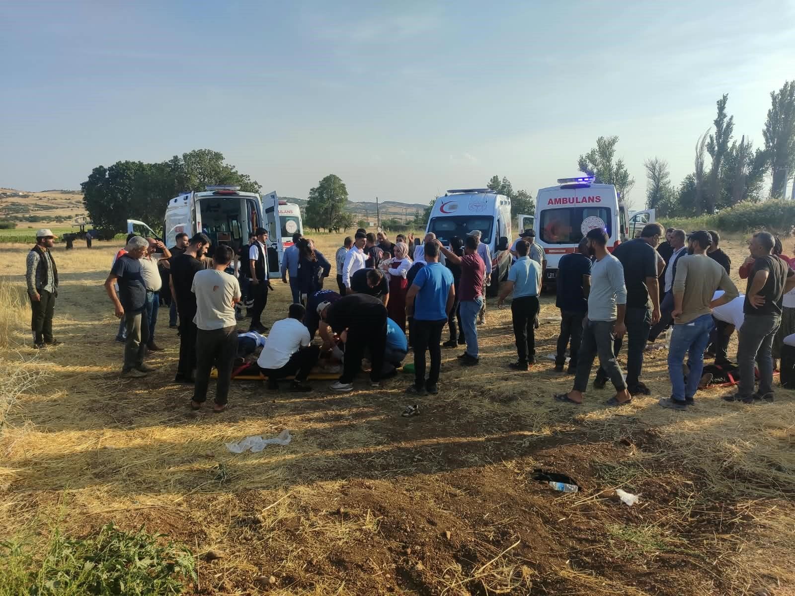 Diyarbakır'da otomobil devrildi: 9 yaralı