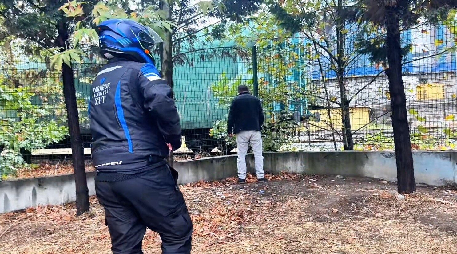 Kamusal alanda tuvaletini yaparken zabıta bastı!