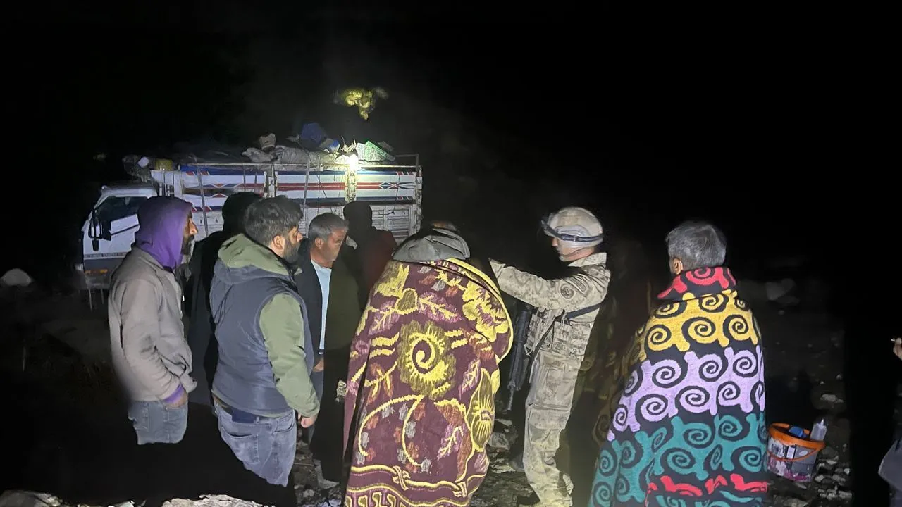 Ağrı'da yayla dönüşünde mahsur kalan 40 kişi kurtarıldı