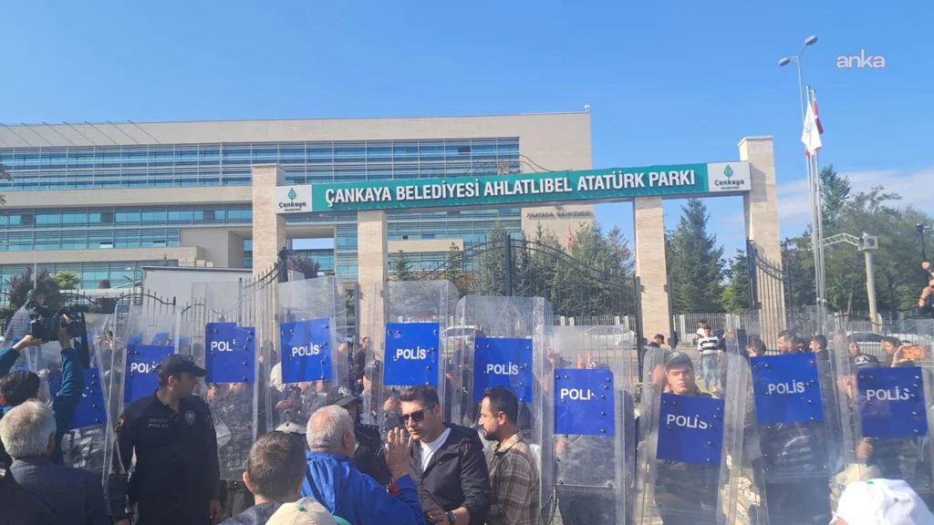 Ankara Da Emeklilerin Eyleminde Intihar Girisimi