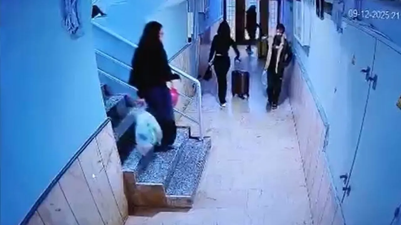 Gullu Sorusturmasi Kizi Ve Arkadasi Valizlerle Kacma Girisimi Guvenlik Kamerasinda 1200 138132