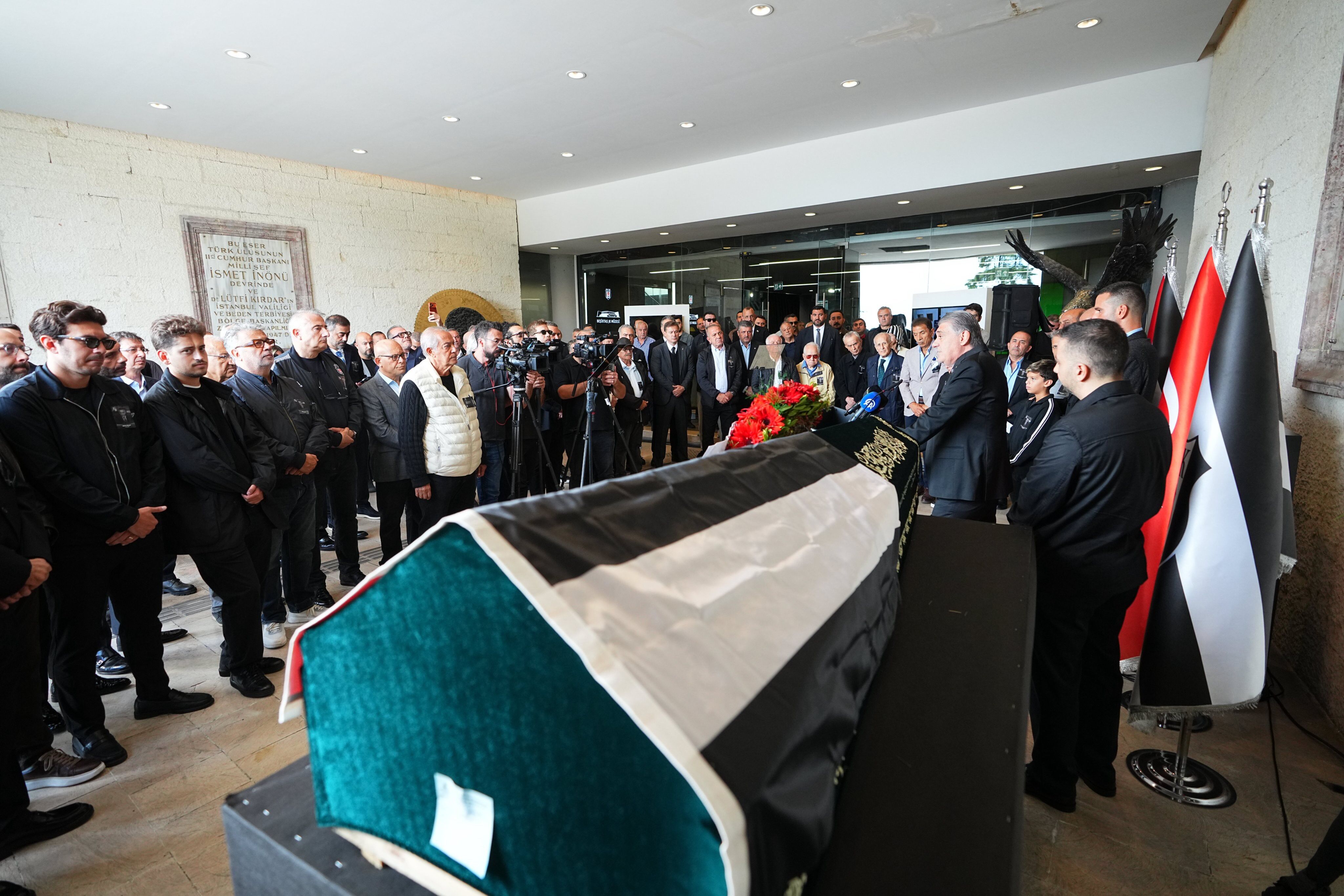 Metin Keçeli için Tüpraş Stadyumu'nda tören düzenlendi